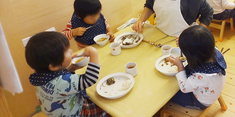 落ち着いた環境で食事をする