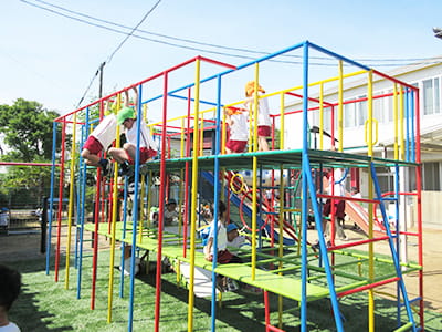 好奇心を刺激し、思わずチャレンジしてみたくなる大型総合遊具がある幼児園庭