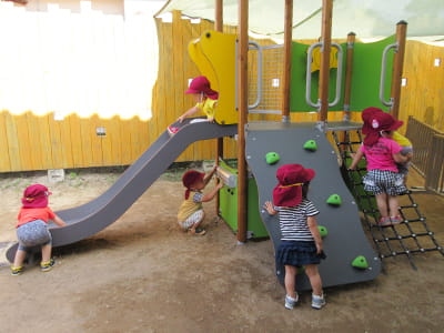 低年齢児の冒険心をくすぐる遊びのアイテムが詰まった低年齢児園庭